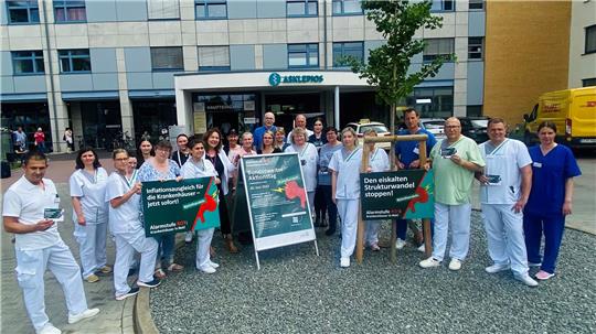 „Alarmstufe Rot – Krankenhäuser in Not“: Beim bundesweiten Aktionstag im Juni zeigten auch Asklepios-Beschäftigte ihren Protest. Foto: Privat