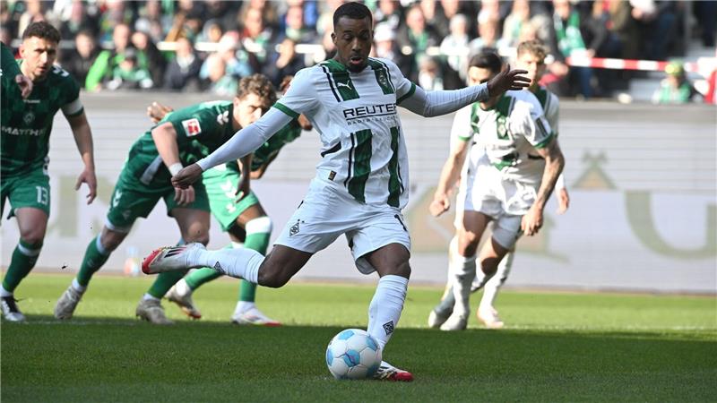 Dank Pléa: Gladbach auf Effenbergs Spuren Alassane Pléa nutzt einen Strafstoß zur frühen Gladbacher Führung.