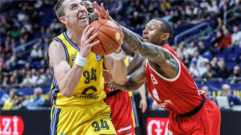 Alba schlägt MBC und steht in den Playoffs Albas Justin Bean hat den Korb des MBC im Visier.