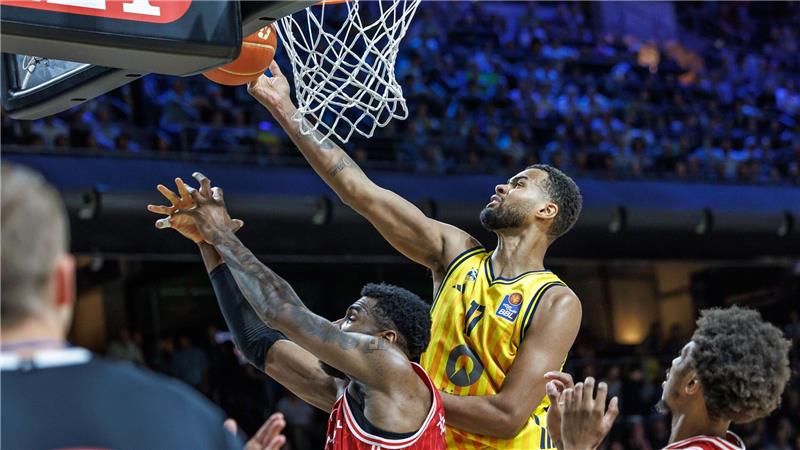 Albas Norris Agbakoko ist unter dem Korb eher am Ball als Bambergs EJ Onu.
