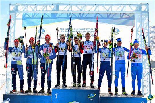 Albert Engelmann (li.) gewinnt mit der deutschen Staffel Silber und damit seine vierte Medaille bei den Jugend-Weltmeisterschaften.  Foto: Reichert/IBU