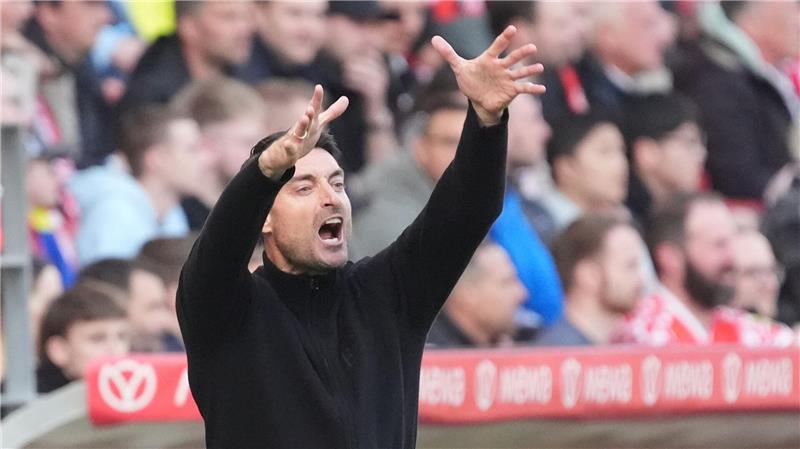 Albert Riera steht bei der Eintracht schon in der Kritik. (Archivbild)