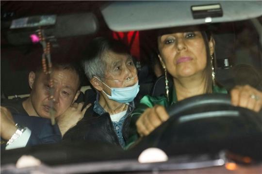 Alberto Fujimori (M) wird von seinen Kindern Kenji (l), und Keiko (nicht zu sehen) aus dem Gefängnis gefahren.