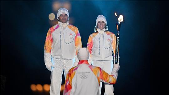 Alberto Tomba und Deborah Compagnoni entzündeten das Feuer in Mailand.