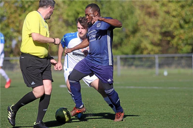 VfL Oker II und SVG Oberharz im Gleichschritt Albin Cyril Abouga Nkoulou (re.) von der SVG Oberharz hat hier wenig Platz, feiert mit seinem Team aber einen 4:2-Erfolg beim Goslarer SC 08 II. Foto: Gietemann