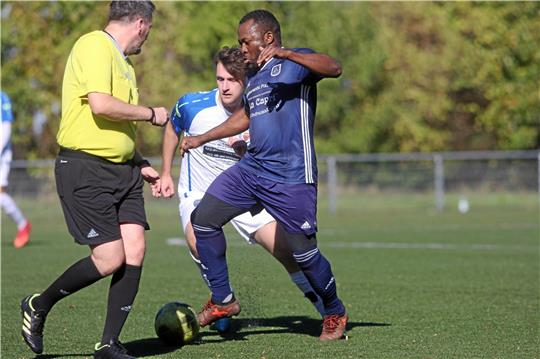 Albin Cyril  Abouga Nkoulou (re.) von der SVG Oberharz hat hier wenig Platz, feiert mit seinem Team aber einen 4:2-Erfolg beim Goslarer SC 08 II. Foto: Gietemann