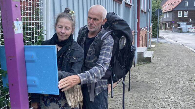 Touristen erleben ÖPNV-Abenteuer in Wildemann Albrecht Genzel und Gertrud Schleising sind überzeugte Bus- und Bahnfahrer.