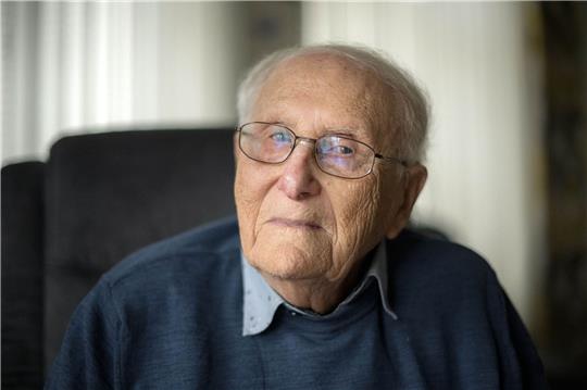Albrecht Weinberg sitzt in seiner Wohnung in Ostfriesland.