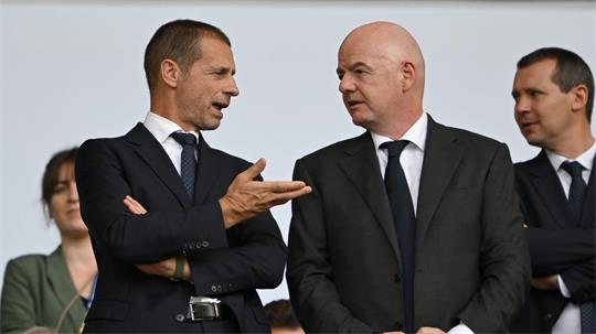 Aleksander Ceferin (l) und Gianni Infantino sind die Big Player im Machtkampf der Fußball-Funktionäre. (Archivbild) 