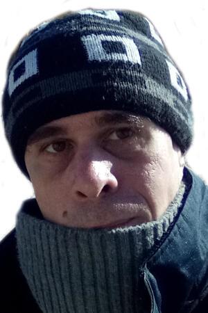 Tod in Odessa: Sohn eines Goslarer Zwangsarbeiterkindes stirbt Ein Mann trägt eine Mütze mit geometrischem Muster und eine Jacke mit Reißverschluss.