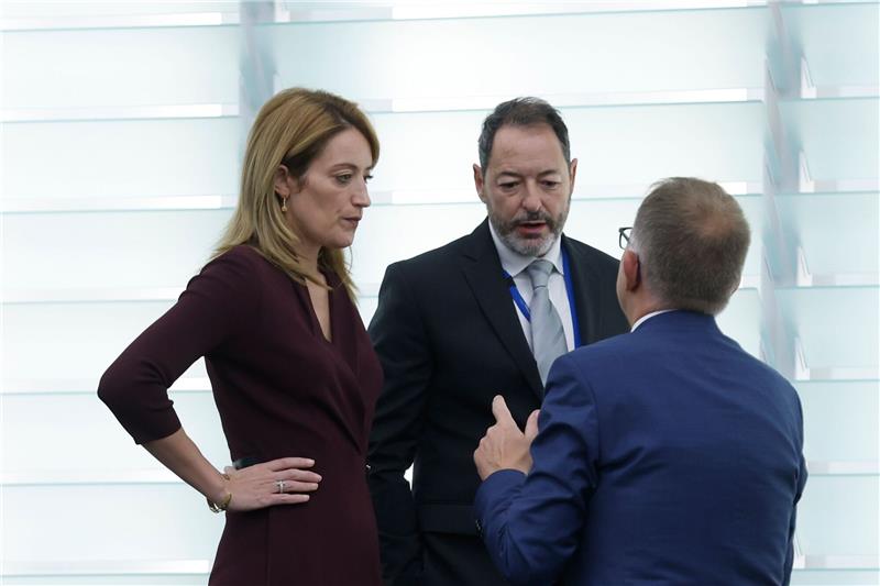 Alessandro Chiocchetti (M.), Generalsekretär des Europäischen Parlaments, im Gespräch mit EU-Parlamentspräsidentin Roberta Metsola (l.) und einer weiteren Person.
