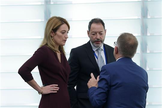 Alessandro Chiocchetti (M.), Generalsekretär des Europäischen Parlaments, im Gespräch mit EU-Parlamentspräsidentin Roberta Metsola (l.) und einer weiteren Person.