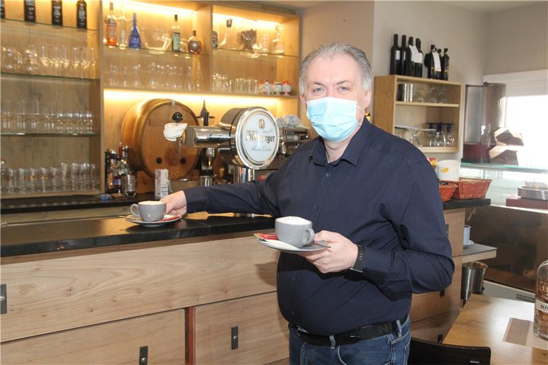 Maskenpflicht in Braunlage nun per Hausrecht Alessandro De Soghe serviert den Cappuccino in seinem Restaurant Rialto weiter mit Maske. Die Gäste dürfen aber auf den Schutz verzichten. Foto: Eggers