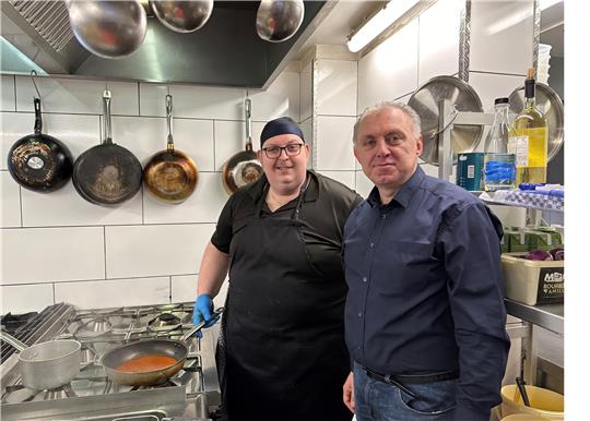 Alessandro (rechts) und sein Bruder Marco de Soghe in der Küche des Restaurants „Rialto“. Foto: Eggers