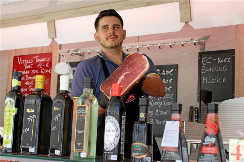 Alessio Fedeli aus Wolfenbüttel ist auf dem Clausthaler Wochenmarkt besonders für leckeren italienischen Schinken bekannt.