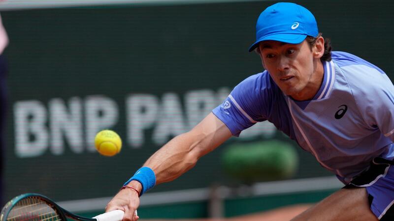 Überraschung bei French Open: De Minaur schlägt Medwedew Alex De Minaur setzte sich in vier Sätzen gegen Daniil Medwedew durch.