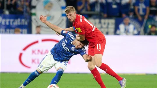 Alexander Bernhardsson (r) machte in einem engen Spiel mit seinem Tor den Unterschied.