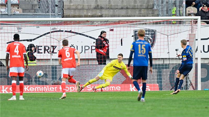 Alexander Bernhardsson (r.) trifft per Elfmeter für Kiel