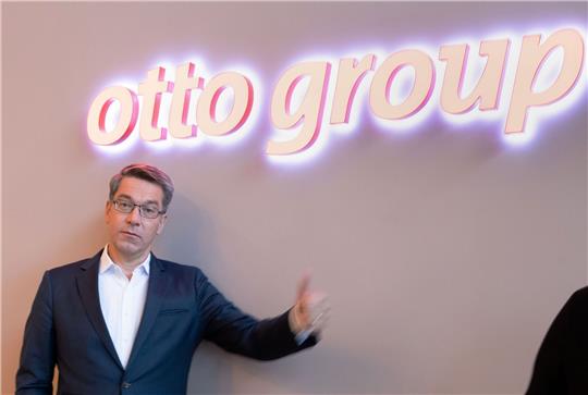 Alexander Birken, Vorstandsvorsitzender der Otto Group, hat keine gute Nachrichten. Die hohe Inflation und die Konsumflaute nach dem russischen Angriff auf die Ukraine haben die Otto Group in die roten Zahlen gedrückt.