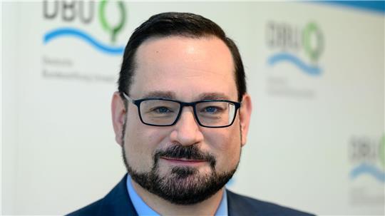 Alexander Bonde, Generalsekretär der Deutschen Bundesstiftung Umwelt (DBU), weist auf die wirtschaftlichen Chancen grüner Umwelttechnologie hin. (Archivbild)