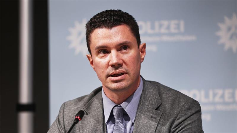 „Kutte und Krawatte“: So ging das Geldwäsche-Netzwerk vor Alexander Dierselhuis, Polizeipräsident in Duisburg, musste auch von Ermittlungen gegen einen Polizisten berichten, der Informationen durchgestochen haben soll.