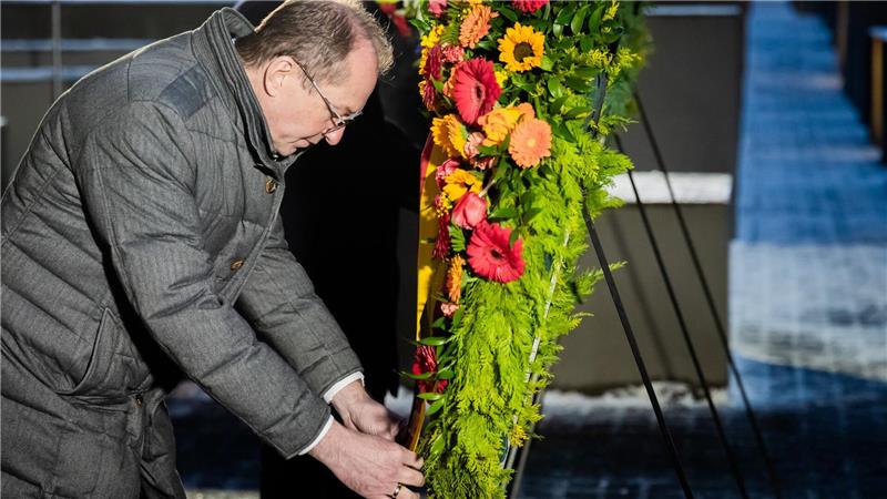Alexander Dobrindt (CSU) nahm mit Kranzniederlegung zum Internationalen Tag des Gedenkens an die Opfer des Holocaust am Denkmal für die ermordeten Juden Europas teil.