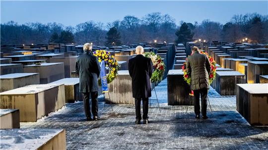 Alexander Dobrindt (r-l, CSU), Bundesinnenminister, Josef Schuster, Präsident des Zentralrates der Juden in Deutschland, und Magnus Brunner, Kommissar für Inneres und Migration der Europäischen Union.