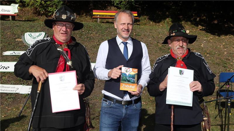 Wo Harzer Kühe sich von ihrer schönsten Seite zeigen Alexander Ehrenberg (Mitte) ernennt (v.l.) Axel Möller und Jürgen Kast zum ersten und zweiten städtischen Kuhhirten.