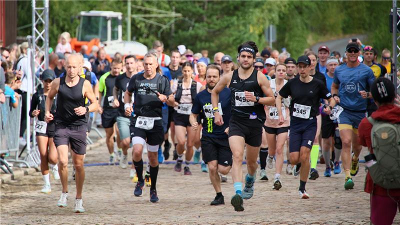 Rammelsberger Steigerlauf wird zum Fest der Rekorde Alexander Fürle (Startnummer 496) vom Laufteam Wolfshagen gewinnt mit mehr als sechs Minuten Vorsprung den Obersteigerlauf über 21,1 Kilometer.