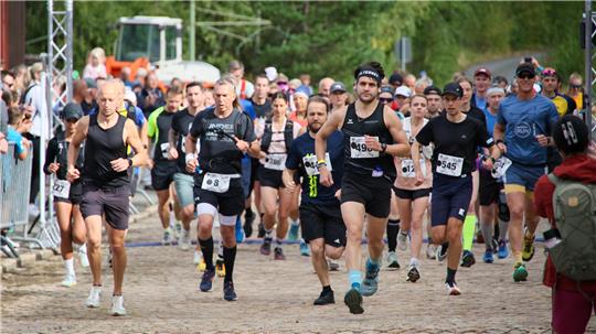 Alexander Fürle (Startnummer 496) vom Laufteam Wolfshagen gewinnt mit mehr als sechs Minuten Vorsprung den Obersteigerlauf über 21,1 Kilometer.