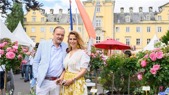 Alexander Fürst zu Schaumburg-Lippe und Mahkameh Fürstin zu Schaumburg-Lippe stehen bei der Landpartie am Schloss Bückeburg. 