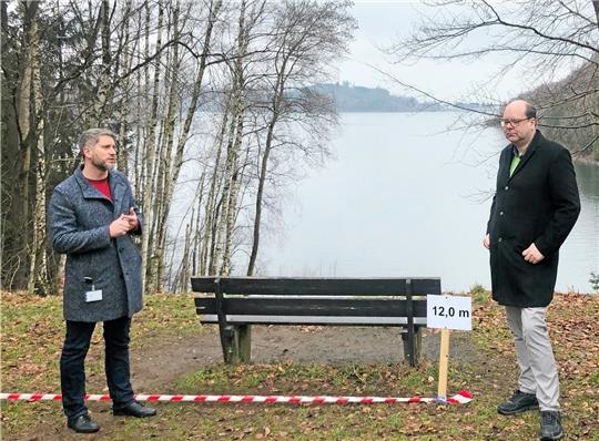 Alexander Hutwalker (li.) von den Harzwasserwerken zeigt Umweltminister Christian Meyer den Pegelstand der Granetalsperre, wenn der Stausee zwölf Meter angestaut würde.  Foto: Stade