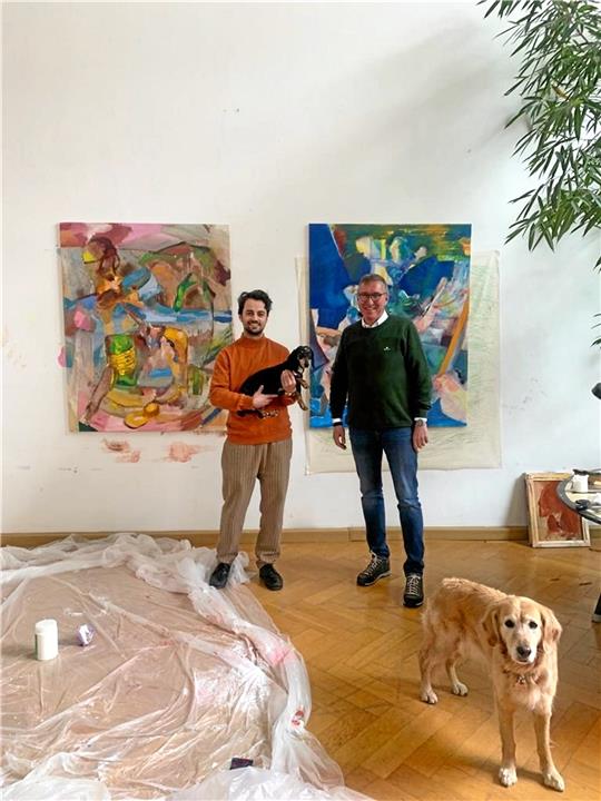 Alexander Iskin (li.) bekommt im Atelier in München Besuch von Bernd Giesel, Präsident der Rotary-Stiftung. Foto: Privat