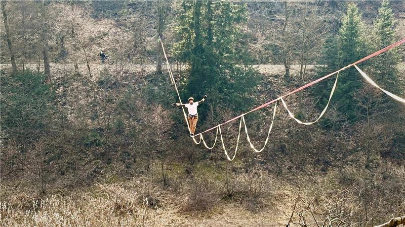 Alexander Lach balanciert über die Highline, die an der Okertalsperre gespannt ist. Zuerst geht es immer bergab, dann gerade und zum Schluss wieder bergauf.