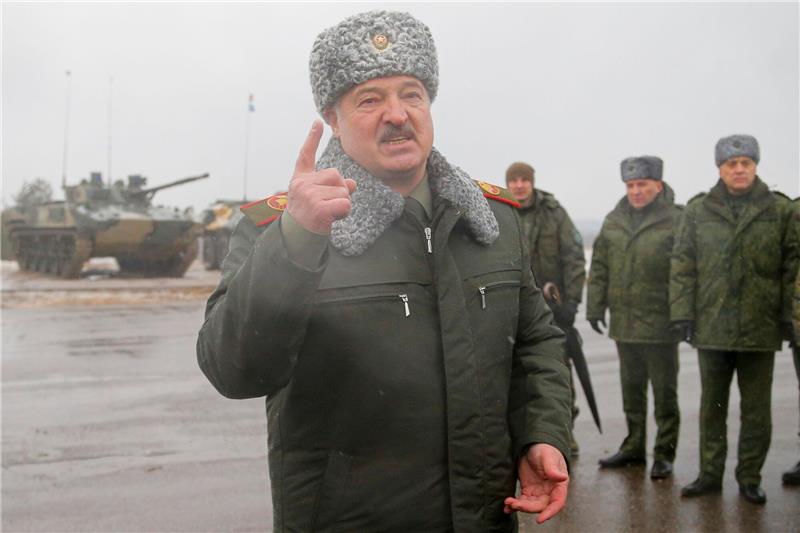 Lukaschenko schließt Einsatz seiner Armee gegen Ukraine aus Alexander Lukaschenko auf dem Truppenübungsplatz Osipovichi.