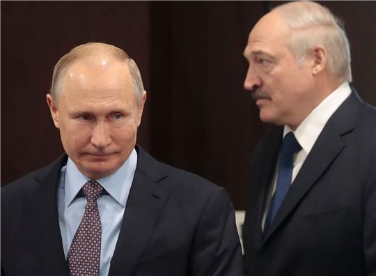 Alexander Lukaschenko (r.) gilt als enger Verbündeter von Kremlchef Wladimir Putin.