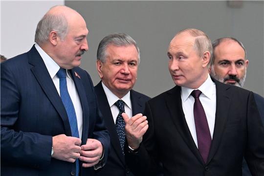 Alexander Lukaschenko spricht mit Wladimir Putin.