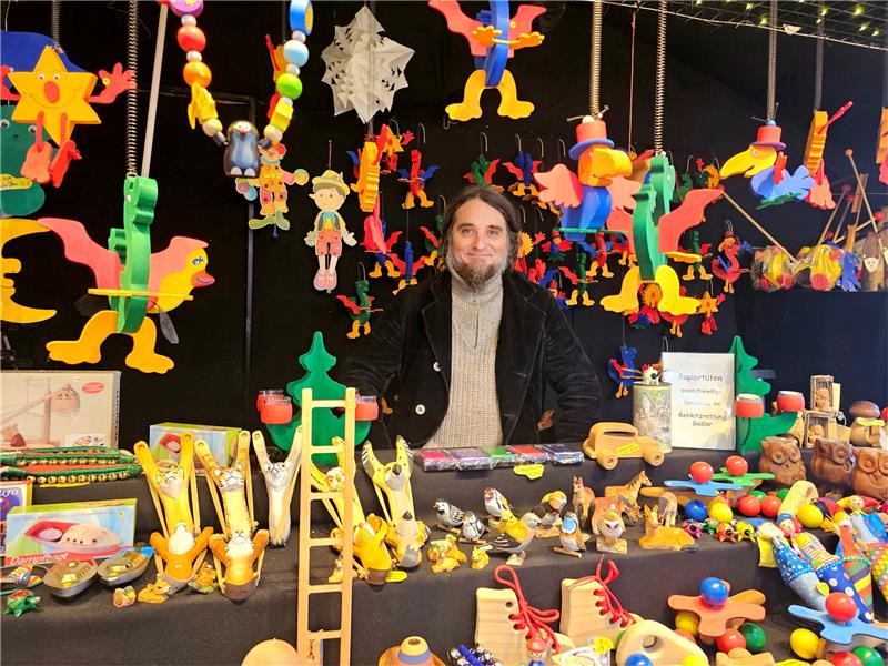 Goslar: Ein Weihnachtsmarkt der besonderen Unikate Alexander Mengel bietet nachhaltiges Holzspielzeug ohne Plastik an. Foto: Sowa