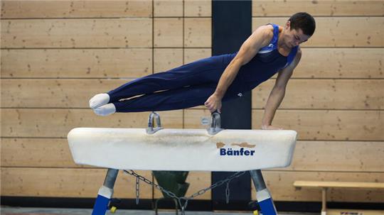 Alexander Pfaffenroth vom VfL Oker, hier am Pauschenpferd, sammelt von allen Turnern die meisten Punkte im Finale.