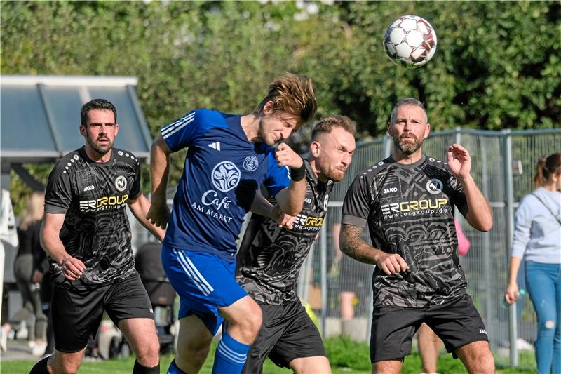 Neues Spitzenduo spielt sich in Torrausch Alexander Rieck (2. v. li.) und die TSG Jerstedt kassieren im Nachbarschaftsduell ein 0:4 beim SV Hahndorf, von links Marc Otte, Frank Dinter und Jerome Wegener. Foto: Drechsler