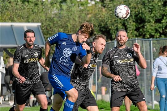 Alexander Rieck (2. v. li.) und die TSG Jerstedt kassieren im Nachbarschaftsduell ein 0:4 beim SV Hahndorf, von links Marc Otte, Frank Dinter und Jerome Wegener. Foto: Drechsler