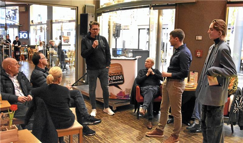 Alexander Scharf, Niklas Prause und Filip Sandte (stehend, v. l.) sprechen im „Tim’s“ über das Thema Stadthalle.  Foto: Roß
