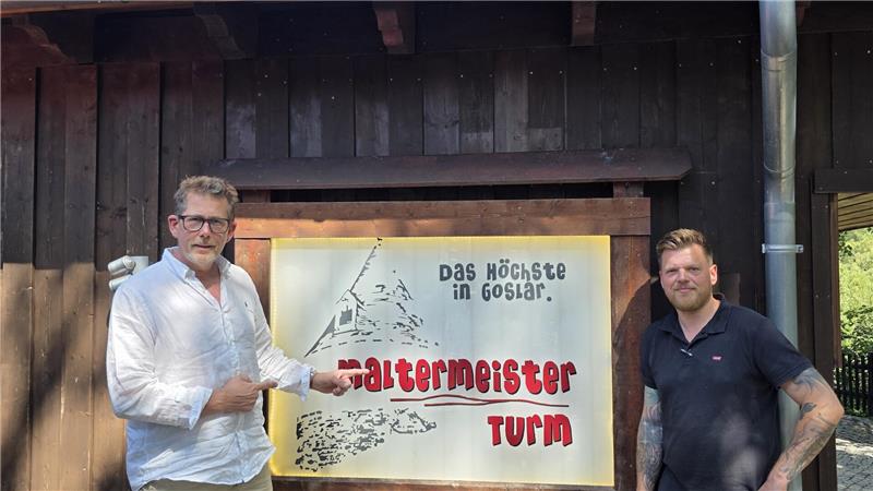 „Maltermeister Turm“ geht an Familie Scharf Alexander Scharf (l.) wird neuer Chef und Eigentümer des „Maltermeister Turms“, Florian Peters wird ihn noch drei Monate unterstützen.