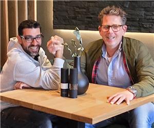 Alexander Scharf (r.) und Restaurant-Leiter Marco De Lorenzo freuen sich, dass es wieder losgeht.