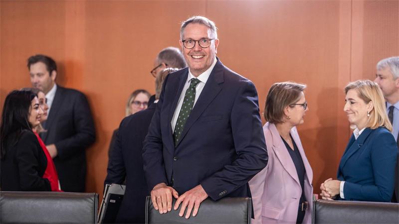 Alexander Schweitzer (SPD) bei seiner ersten Teilnahme an einer Kabinettssitzung im Kanzleramt.
