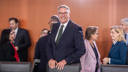 Alexander Schweitzer (SPD) bei seiner ersten Teilnahme an einer Kabinettssitzung im Kanzleramt.