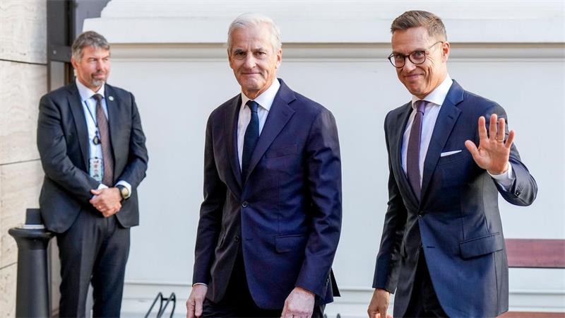 Alexander Stubb (r) und Jonas Gahr Støre haben mit dem russischen Präsidenten Wladimir Putin telefoniert. (Archivbild)