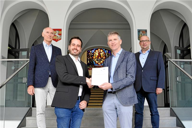 Alexander Tillmanns (vorne links) erhält den Erwin-Marx-Preis von Fakultätsdekan Prof. Leonhard Ganzer im Beisein von Prof. Hans-Peter Beck (links) und Dr. Jens zum Hingst.  Foto: Ernst/TU Clausthal