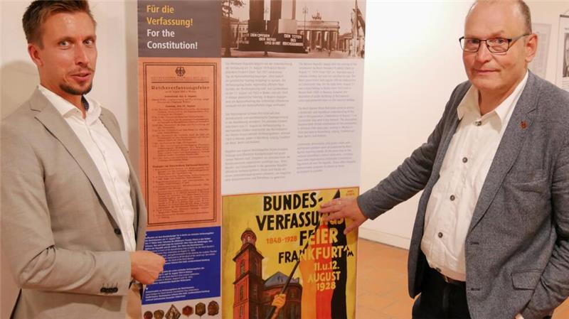 Alexander Uebel (l.) von der Polizeiinspektion Goslar und Ralf Hermes, Regionalsprecher des Reichsbanners Schwarz-Rot-Gold, erläutern die Ausstellung im Kreishaus.