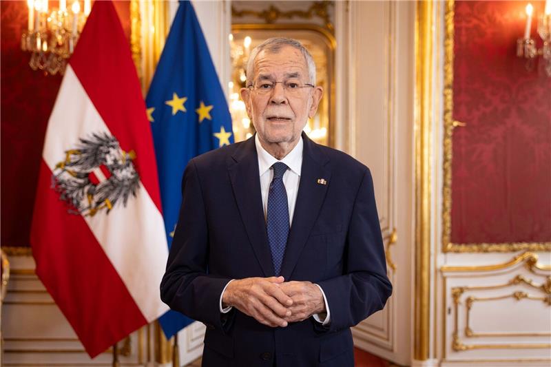 Alexander Van der Bellen spricht zum Nationalfeiertag in der Präsidentschaftskanzlei in Wien. In Moldau kam es zu einem tierischen Zwischenfall.